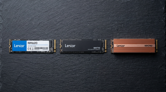 Trois SSD Lexar M.2 NVMe alignés sur ardoise sombre - Lexar NM620, NM710 et NM790 illustrant les générations PCIe