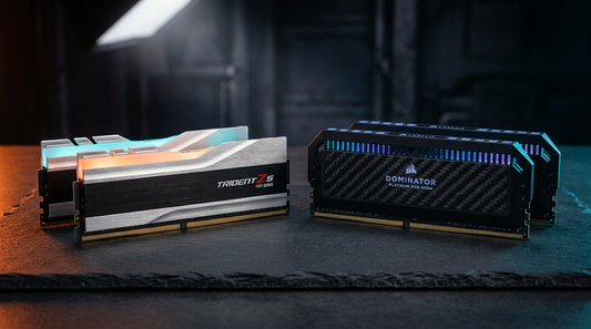 Comparatif modules RAM DDR5 et DDR4 sur surface sombre avec éclairage studio
