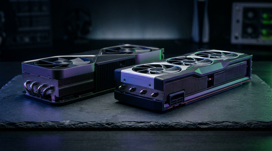 Deux cartes graphiques gaming sur surface sombre avec éclairage studio