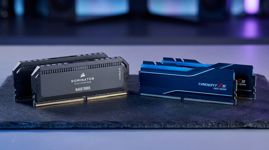 Barrettes de RAM DDR4 et DDR5 côte à côte sur surface sombre