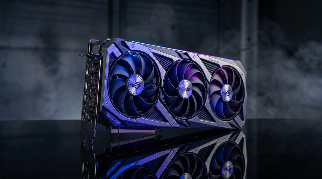 Carte graphique gaming sous un éclairage studio bleu et violet