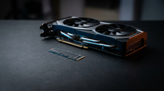 Carte graphique et SSD NVMe sur fond sombre, éclairage studio
