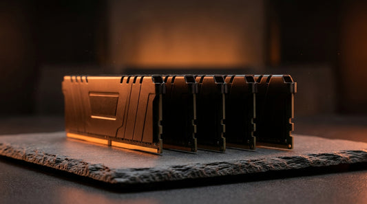 Barrettes de RAM DDR4 sur surface ardoise sombre, éclairage studio