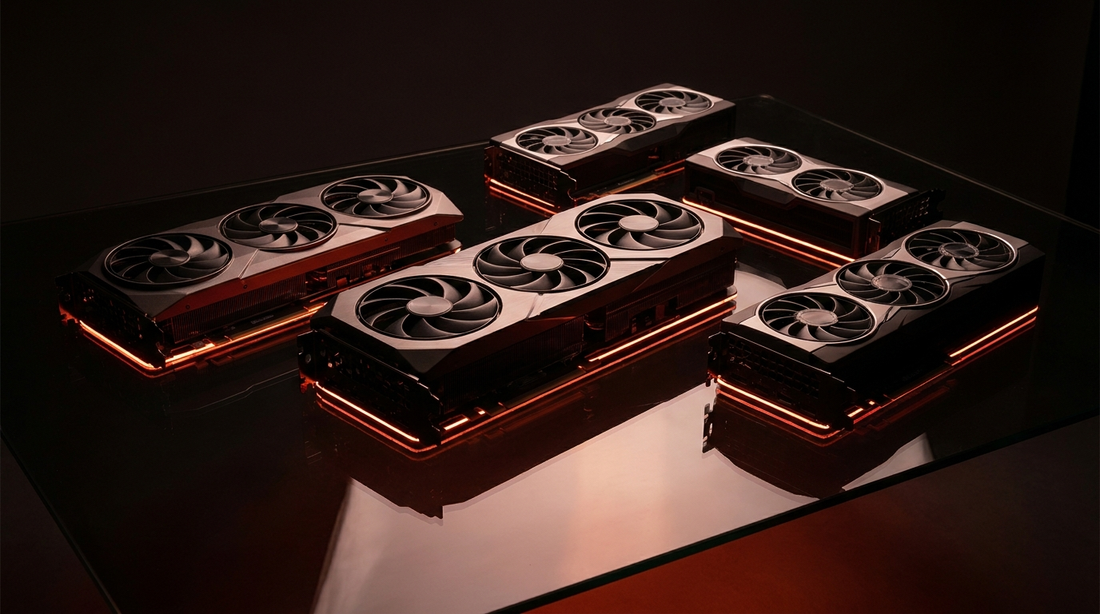 Cartes graphiques gaming sous un éclairage rouge dramatique
