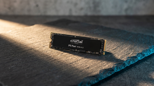 SSD NVMe Crucial posé sur une surface en ardoise sombre