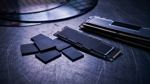 Puces mémoire et SSD M.2 sur une surface industrielle sombre, éclairage dramatique