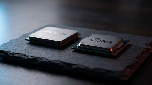 Processeurs AMD et Intel côte à côte sur une surface sombre