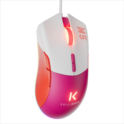 Souris gaming Skillkorp M5 ECO Magenta rose/rouge - vue de trois quarts, RGB allumé