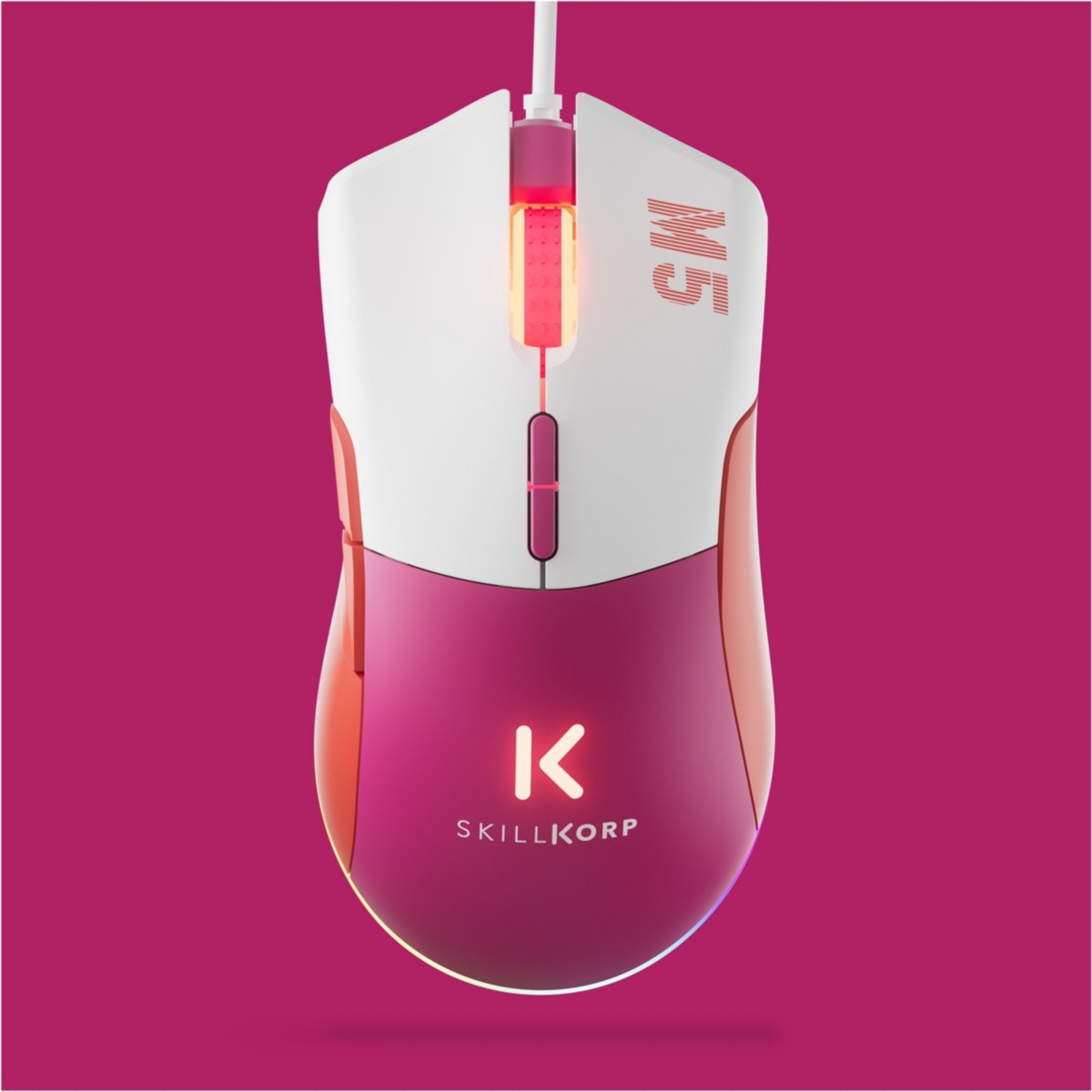 Souris gaming Skillkorp M5 ECO Magenta - vue de dessus sur fond magenta